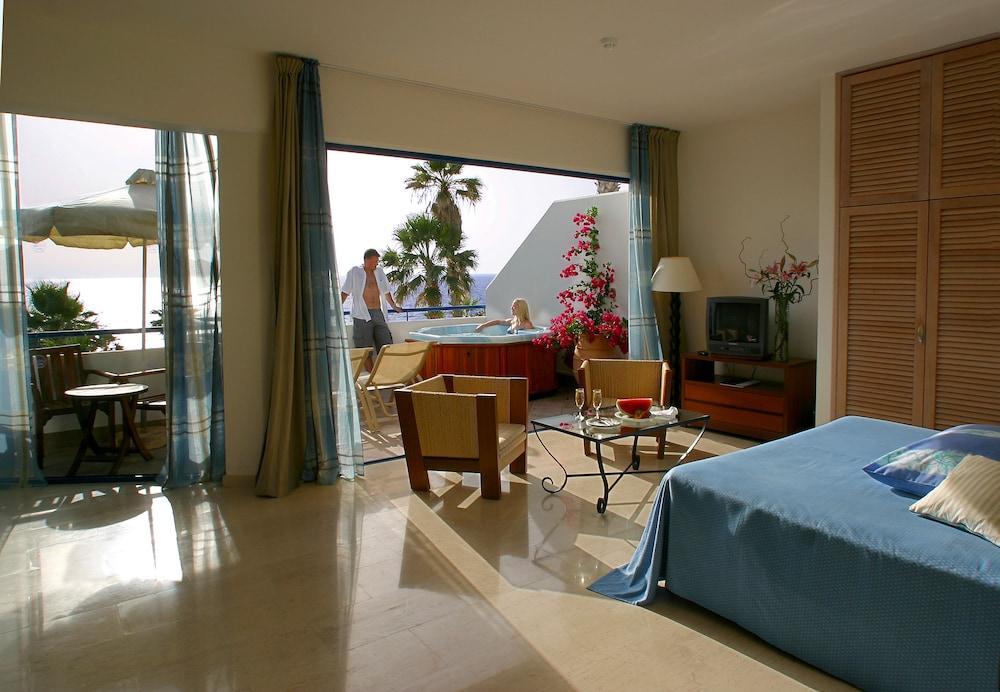 Azia & Hotel Paphos